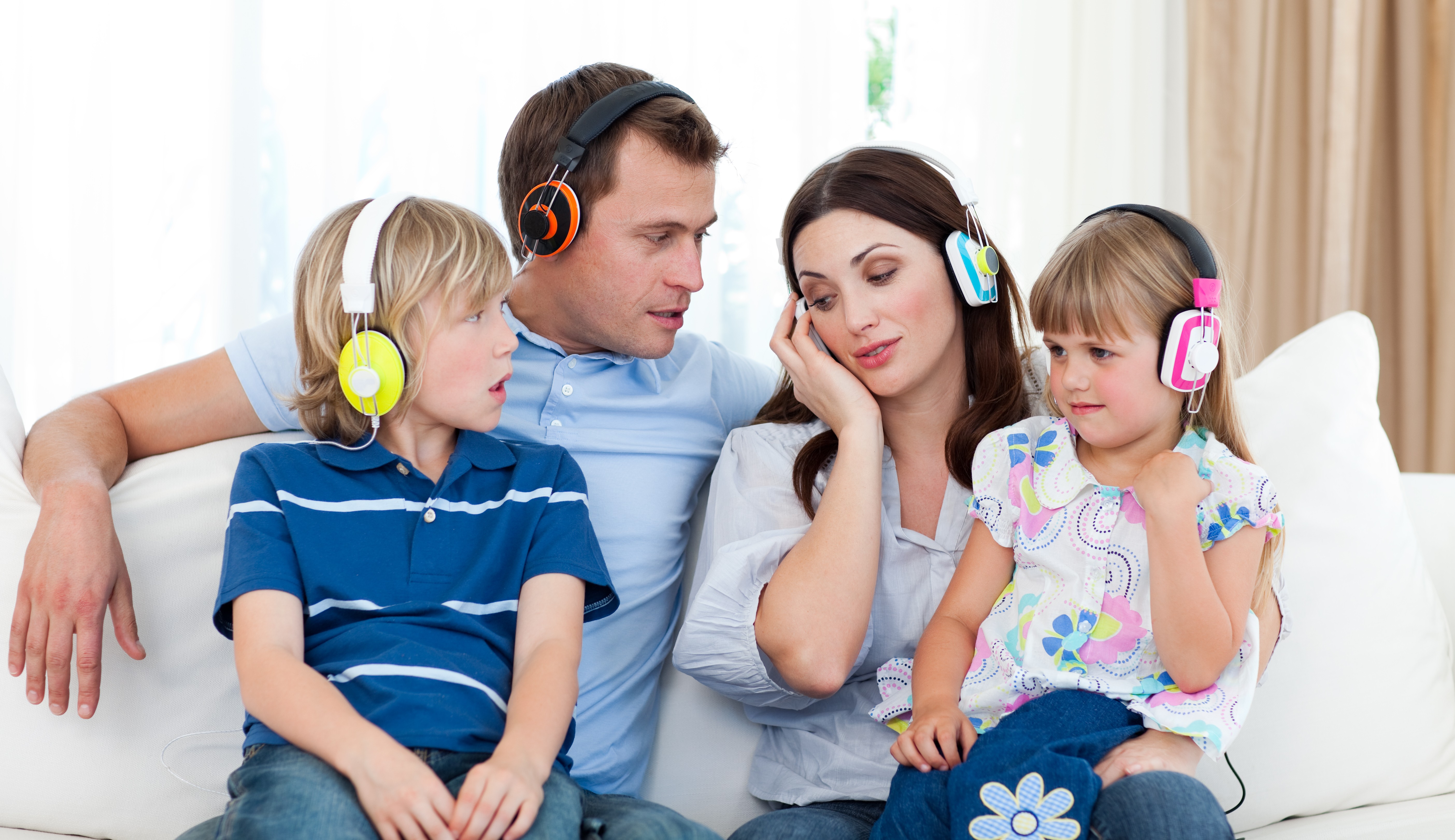 headphone untuk anak, keamanan headphone balita, bahaya headphone untuk anak, batas volume aman anak, cara memilih headphone anak, Bunda, si Kecil